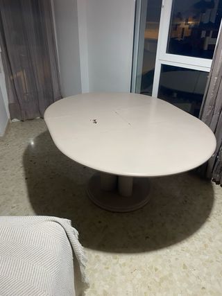 Mesa comedor redonda beige y blanca