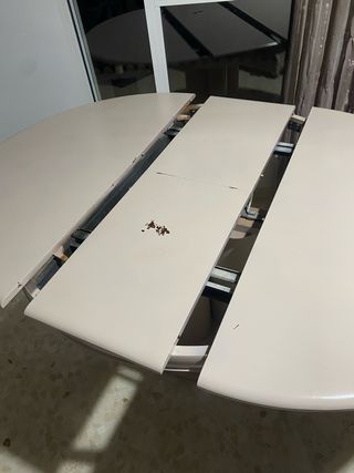 Mesa comedor redonda beige y blanca