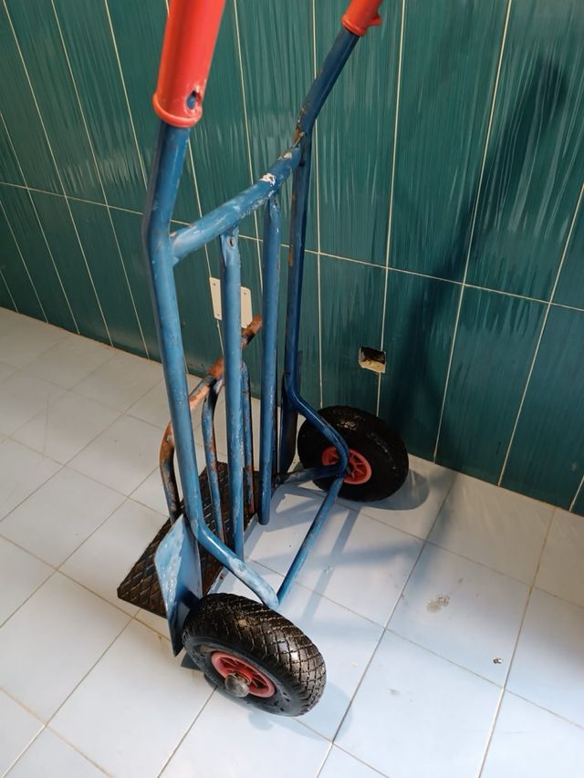 Carretilla de mano azul con ruedas