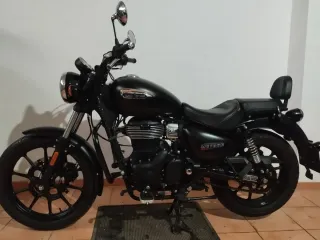 Royal Enfield Meteor 350 Negra