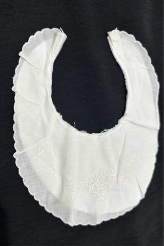 Babero antiguo bordado