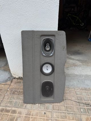 Bandeja trasera con altavoces coche
