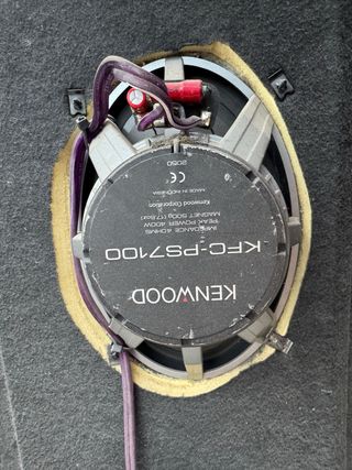 Bandeja trasera con altavoces coche