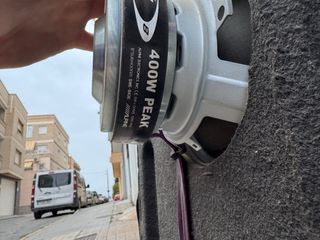 Bandeja trasera con altavoces coche