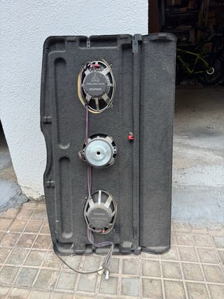 Bandeja trasera con altavoces coche