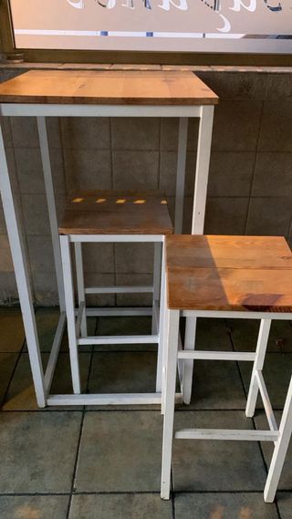 Mesa alta y 2 taburetes madera y metal