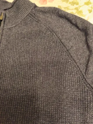 Chaqueta gris con cremallera