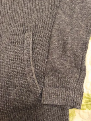 Chaqueta gris con cremallera