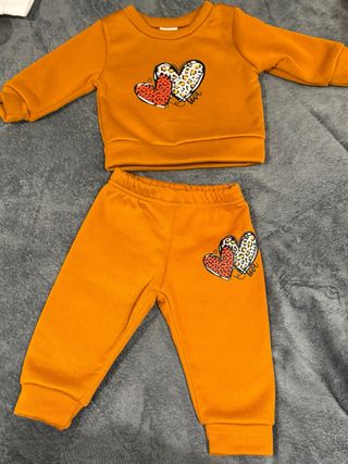 Conjunto Sudadera y Pantalón Corazones Bebé