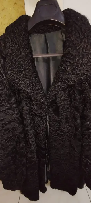 Abrigo de piel de astracán negro, bien conservado