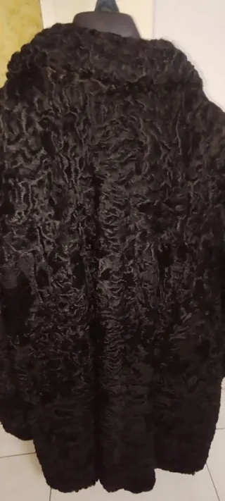 Abrigo de piel de astracán negro, bien conservado