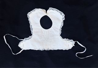 Babero antiguo vintage bordado