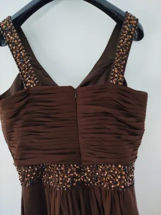 Vestido de fiesta marrón con pedrería