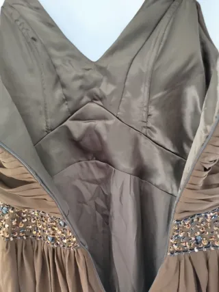 Vestido de fiesta marrón con pedrería