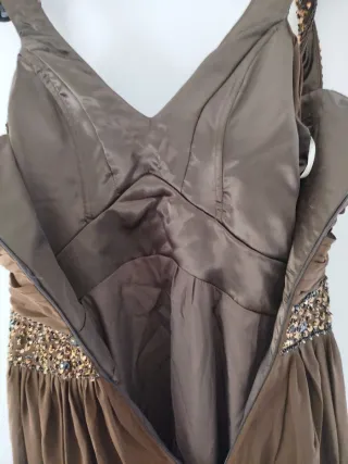 Vestido de fiesta marrón con pedrería