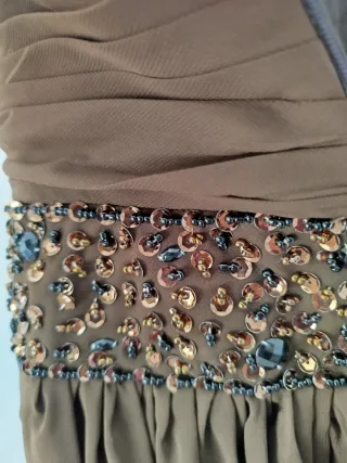Vestido de fiesta marrón con pedrería