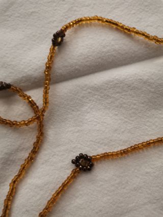 Collana con perline in vetro dorate e fiori