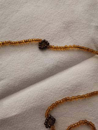 Collana con perline in vetro dorate e fiori