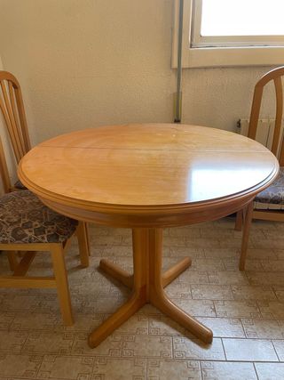 Mesa de comedor redonda de madera.