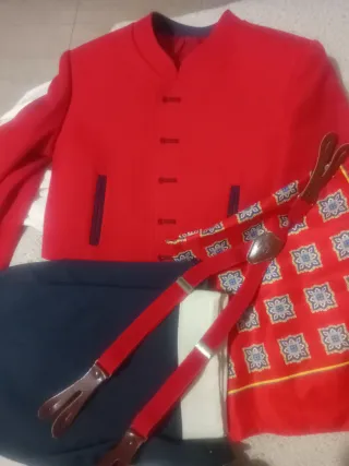 Traje de curro rojo y azul