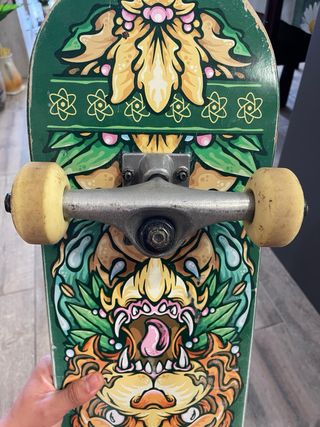 Skate con diseño de tigre y serpientes