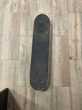 Skate con diseño de tigre y serpientes