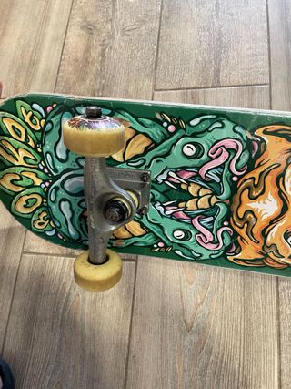 Skate con diseño de tigre y serpientes