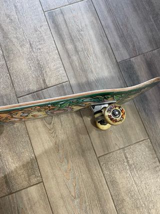 Skate con diseño de tigre y serpientes