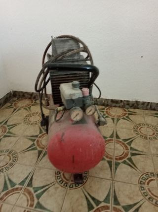 Compresor de aire rojo