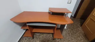 Scrivania in legno con ruote