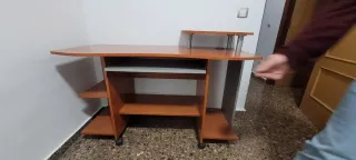 Scrivania in legno con ruote