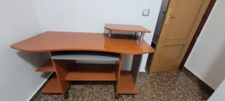 Scrivania in legno con ruote