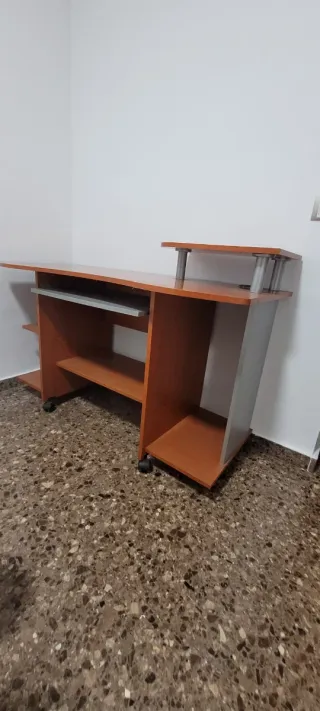 Scrivania in legno con ruote