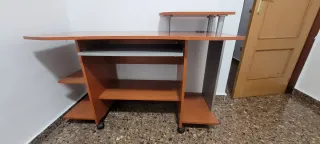 Scrivania in legno con ruote