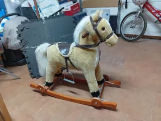 Caballo balancín con ruedas