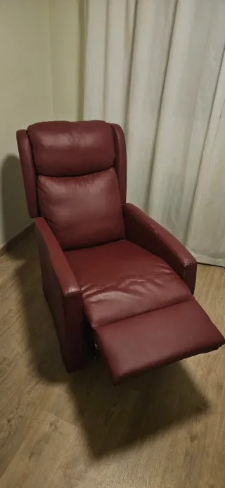 Sillón granate de piel sintética