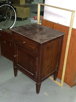 Mesita de noche antigua de madera