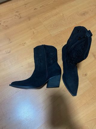 Botines negros con diseño floral