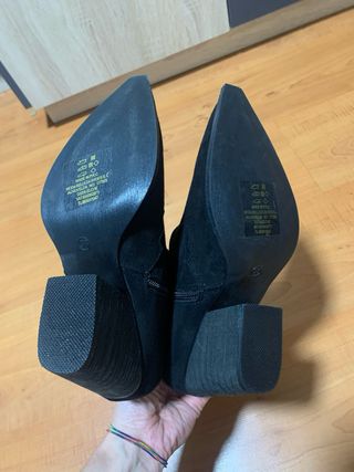 Botines negros con diseño floral