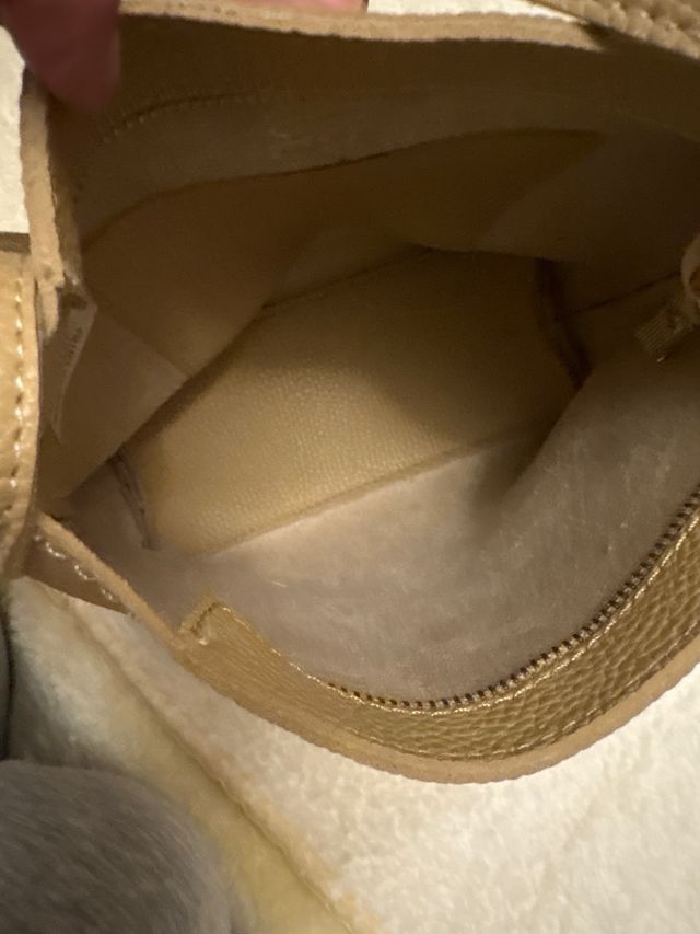 Bolso de hombro beige con flecos