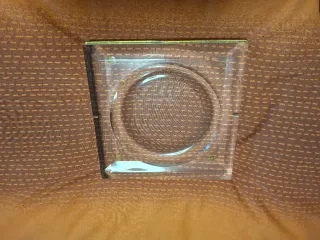 Cenicero dorado y metacrilato