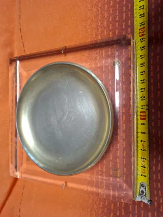 Cenicero dorado y metacrilato