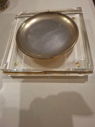 Cenicero dorado y metacrilato