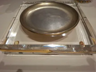 Cenicero dorado y metacrilato