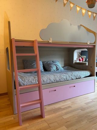 Litera 3 camas con 2 colchones incluidos.