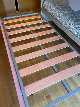 Litera 3 camas con 2 colchones incluidos.