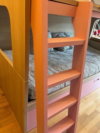 Litera 3 camas con 2 colchones incluidos.