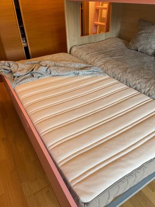 Litera 3 camas con 2 colchones incluidos.