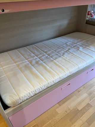 Litera 3 camas con 2 colchones incluidos.