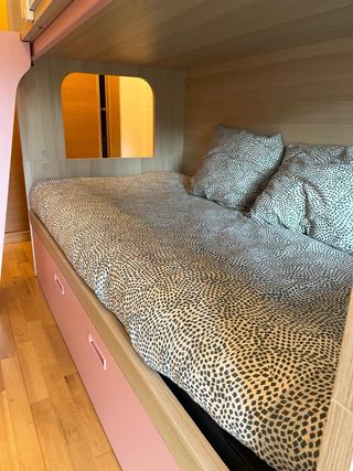 Litera 3 camas con 2 colchones incluidos.